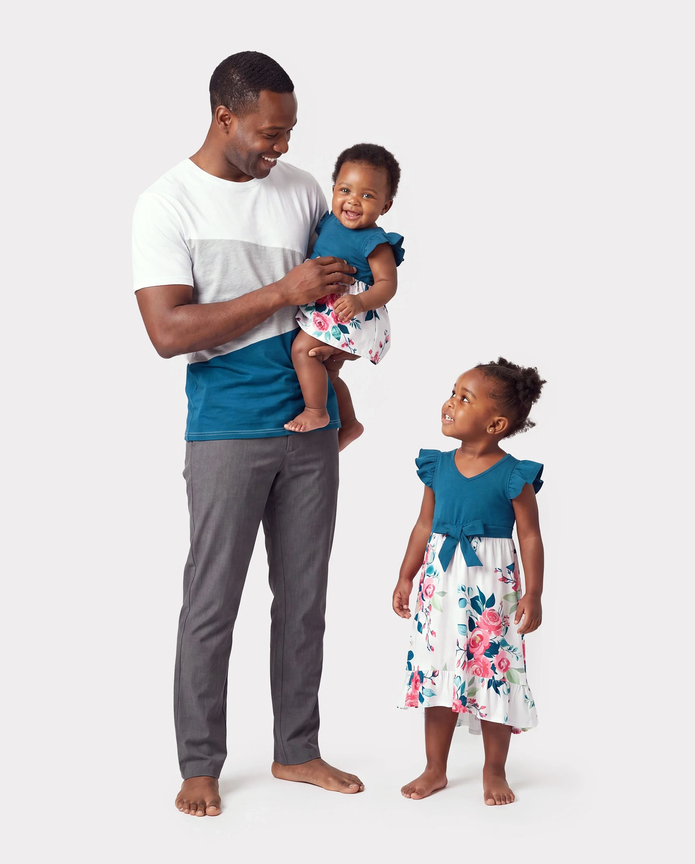 Daddy & Daughter Solid V Neck Flutter-sleeve Splicing Floral Print Dresses and Short-sleeve Colorblock T-shirts Sets Azure-