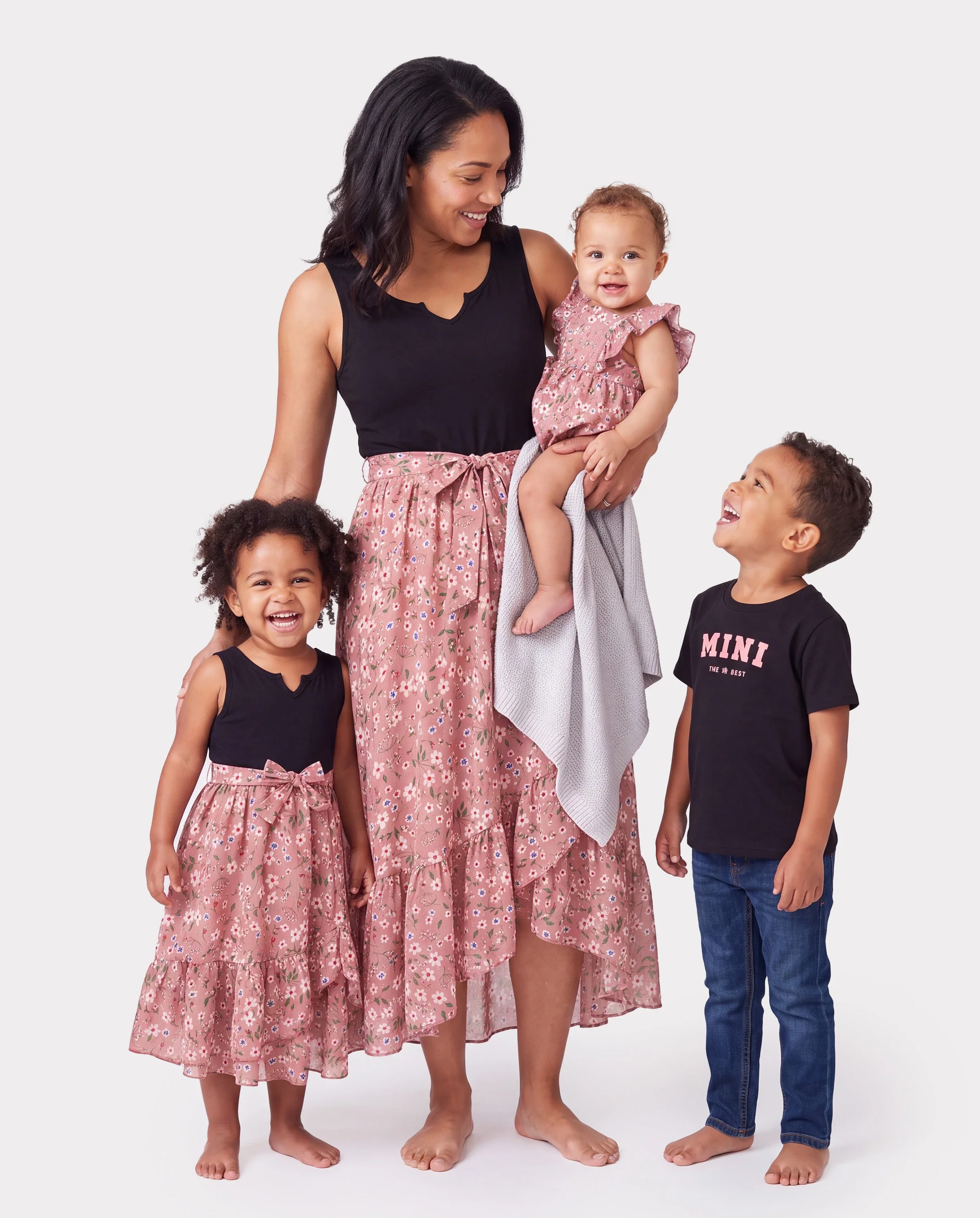 Mommy & me Cotton T-Shirt & Dress Set Daddy / Mini Print Black Tee for Dad and boy, Floral Print splicing Dress for Mom, girl and Baby, Perfect for Summer Family Outings Black